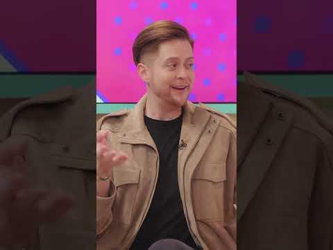 #Espectacular. Lilly Allen usó vestido hecho con supuestos recibos de su exesposo Harbour. #Latinus