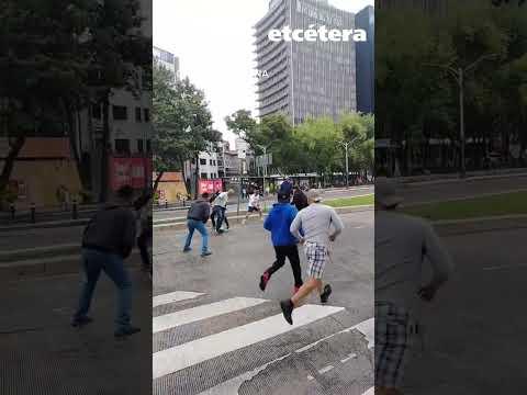 Maestros de la CNTE juegan futbol en Reforma