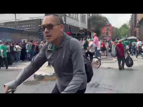 ¡Es una locura! Miles de fanáticos llegan al Zócalo capitalino