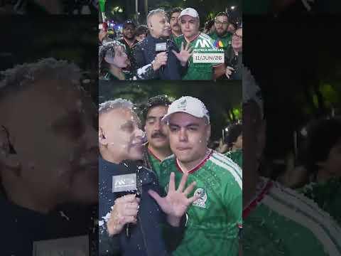 Reportero de TV Azteca empapado de espuma en la fiesta interminable por triunfo de México